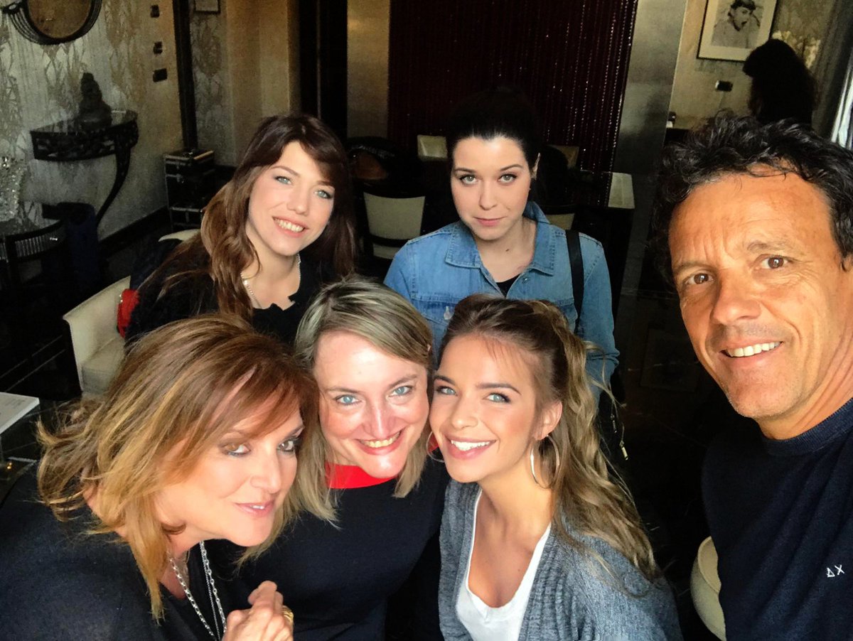 marialimajg's tweet photo. El mejor equipo que pude tener en Italia!!! 🇮🇹 Creo que Fabrizia es mi mami en otra vida porque somos iguaaaaales !!! @FabriziaAvolio 😂😂💚 Gracias por compartir conmigo estos días en Roma !!! @BaglioniHotels 🔝 #italia #shoot #team #magazine #news #marialima #actress #live #lof https://t.co/iasJCsEY1P
