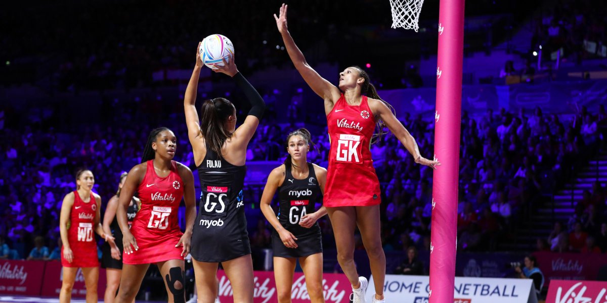 EnglandNetball's tweet photo. 🏴󠁧󠁢󠁥󠁮󠁧󠁿 Vitality Roses 24-21 New Zealand 🇳🇿

What a quarter by the Vitality Roses, turning a three-goal deficit into a three-goal lead! 

#ItsUsItsNow #RosesRISING 🌹 https://t.co/6ex9OtNfGo
