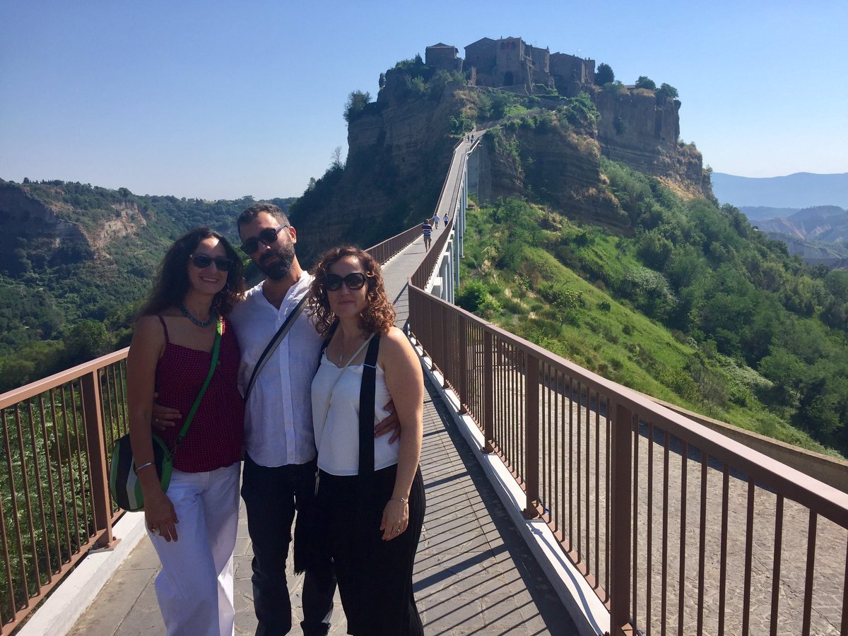 hubstractForArt's tweet photo. Emozionati lungo ponte che ci conduce  verso la presentazione del progetto #CivitaVive #CivitaLive

#Civita #ponte #meraviglia #emozioni 

#Emilia #Luigi #Silvia #pronti

#Stefano poi ti #raccontiamo
#Benedetto ti #aspettiamo https://t.co/nFUPPZlRyY