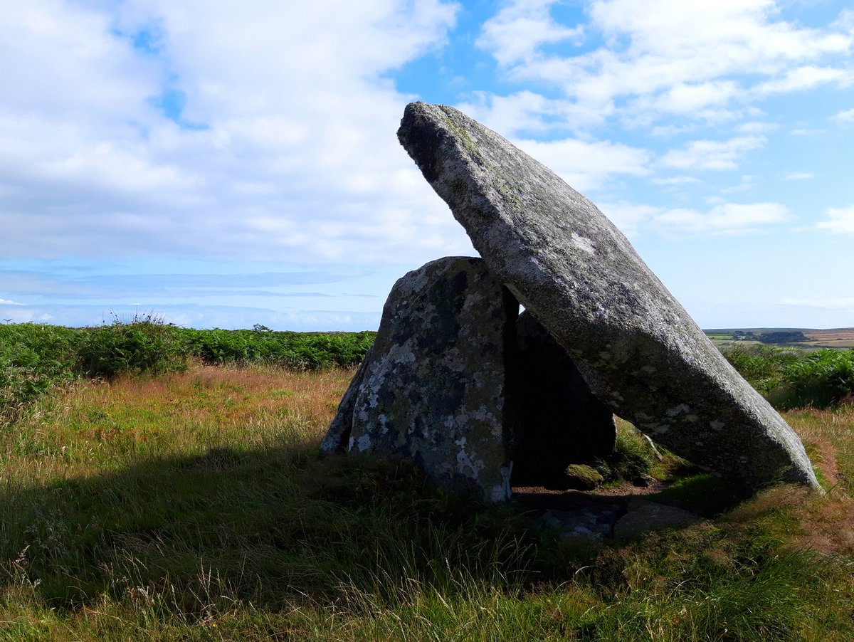 Mulfra Quoit is a Neolithic dolmen similar to Chûnalthough with a presumably slipped capstone. Fine views to the coast & Carfury Stonecan also be seen across the valley to the West. Possibly as much as 4000 years old so in pretty good shape considering. #PrehistoryOfPenwith