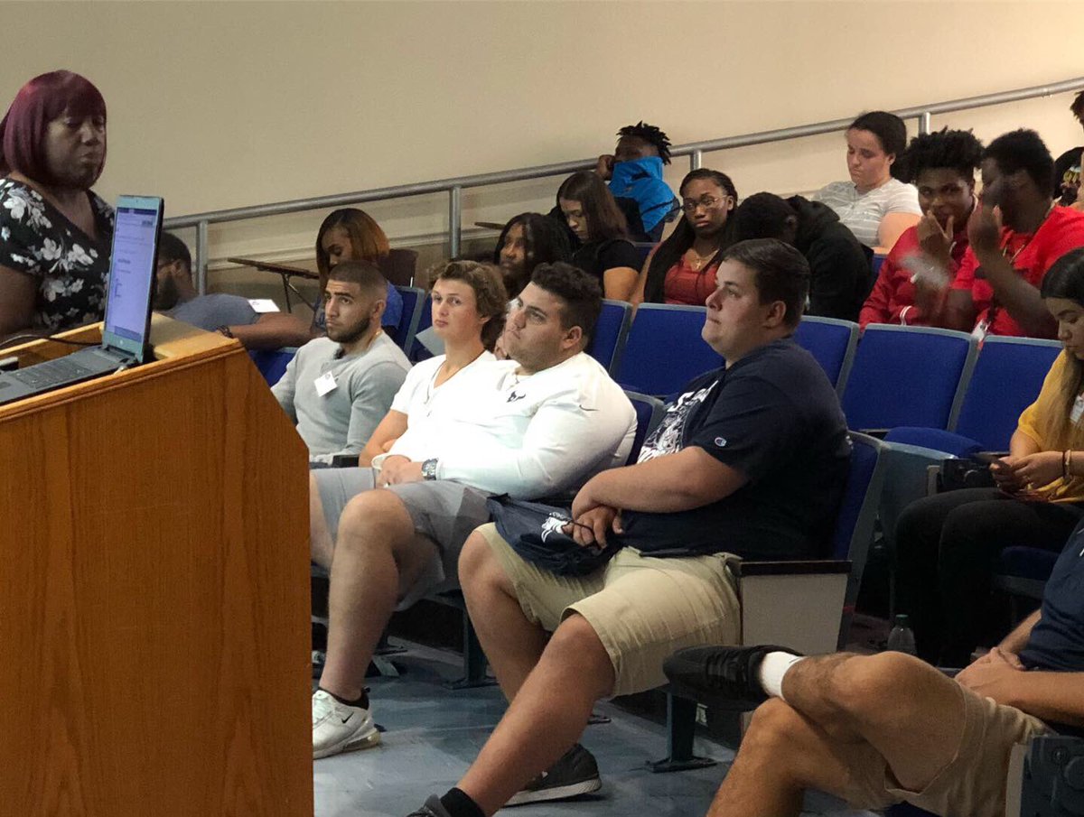 STUCareer's tweet photo. Here we go! Orientation # 5! Welcome, Bobcats! We can’t wait to prepare you for the workforce! 🙌🏻👮🏾‍♀️🕵️‍♀️👩🏽‍⚕️👩🏻‍🎓
.
.
.
#resumes #interviews #dressforsuccess #career #studentsuccess #internships #placement https://t.co/0c5OlIRsFt