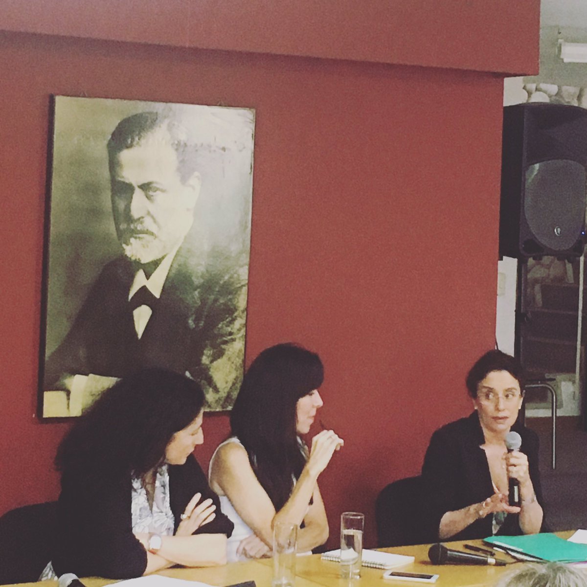 nelmaracaibo's tweet photo. “Hay algo en la esencia, en la singularidad de uno que no cambia” ...”el uso ético es que uno es responsable de hacer con su singularidad, y de los efectos que eso causa”. Marta Serra ante algunas de las preguntas surgidas en la presentación de su Pase.  @nelcaracas @nel_amp https://t.co/5fpwDivtpb