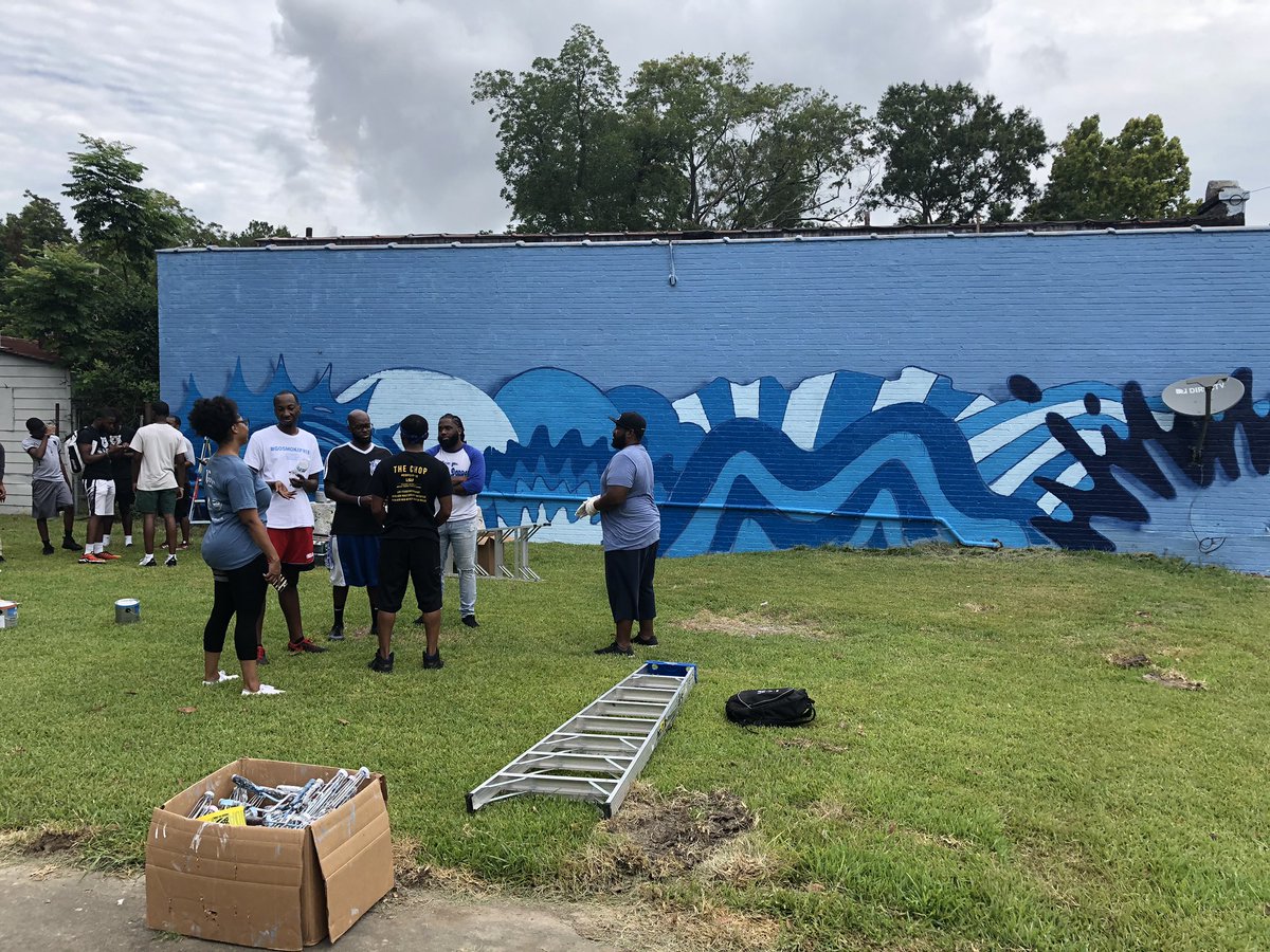 ScottieHunterTV's tweet photo. GIVING BACK: Up before 7 a.m. today but it’s all for an amazing cause! We’re helping paint a mural over on Plank Road. it’s part of an effort with the city to honor the legacy of #BatonRouge icon Sadie Roberts-Joseph through service. #WallsProject #CommunityService #BuildBR @WAFB https://t.co/oUcT6jUeUY