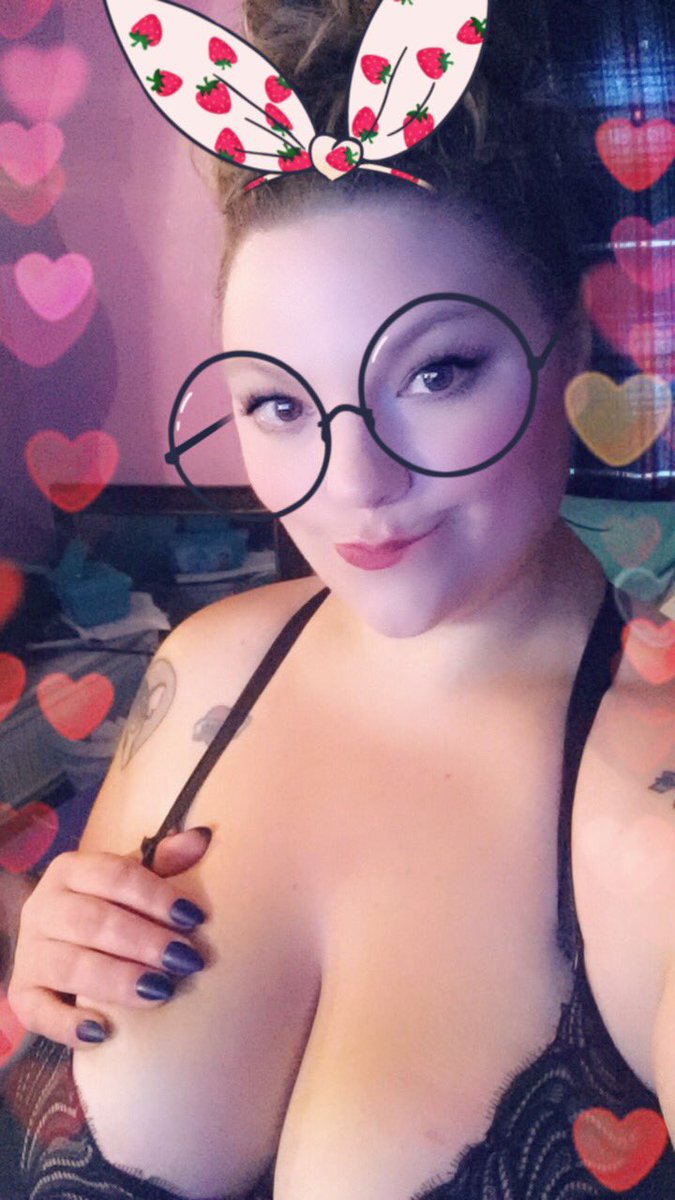 420bettyboobs's tweet photo. Catch me live today at 1pm EST on cb. #notasnack #wholedamnmeal #bbwcamgirl https://t.co/58oTGOgOA3