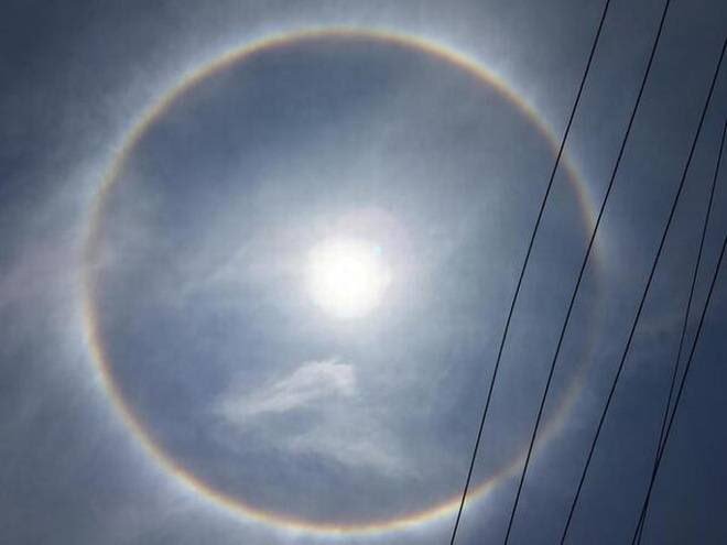 bigherm3953's tweet photo. @truthstreamnews Ask yourself why you are seeing these strange #SunHalos? Why are #BlinkingSuns being reported in Nigeria &amp; elsewhere?  https://t.co/uSoUYs72Z3 the sun should not blink. It’s not miraculous. It shows that the sun is being simulated using lasers &amp; lenses.  https://t.co/AxbxzlmzAD https://t.co/Tyb7fV47ad