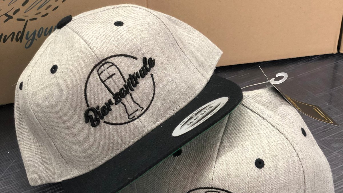 brand_cap's tweet photo. dein eigenes Cap online! ✅ Lieferzeit 5-10 Werktage ✅ Ab der 1. Cap ✅ Kauf auf Rechnung ✅ Finanzierung ✅ Produktion in Hamburg
Die #bierzentrale bekommt neue Caps
 ➡️ https://t.co/QhaSpmCcjq #snapback #snapbackcap #flexfit #flexfitcap #yupoong  #basecap #brandyourcap https://t.co/5dJGxyFvBC