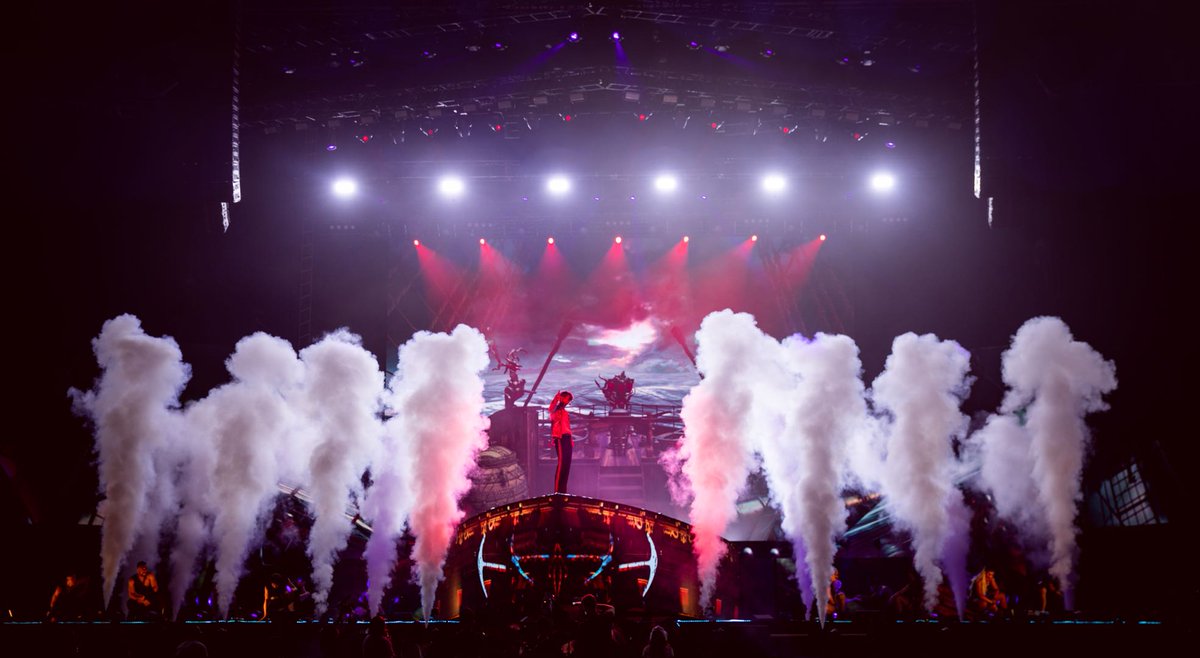 lay_studio's tweet photo. Nanjing concert was amazing! @layzhang #grandline #producerlayzhang https://t.co/jEiRnoSFx4