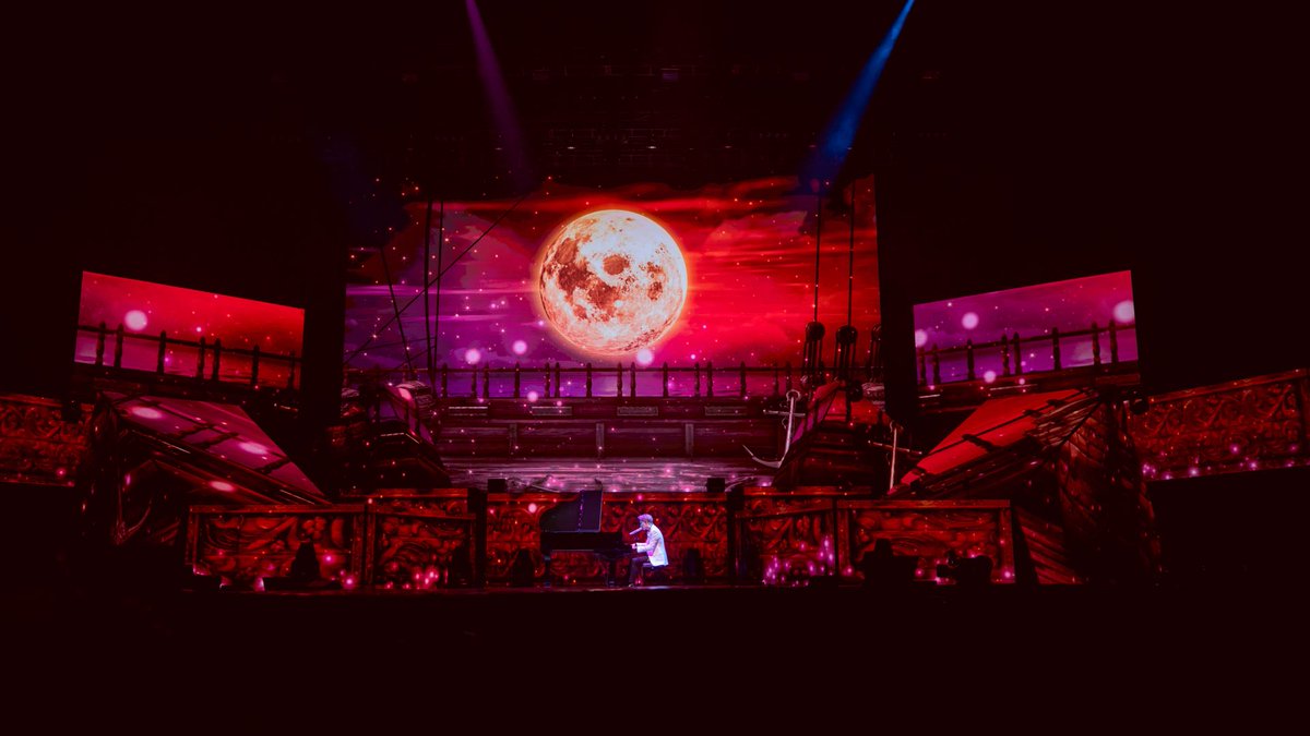 lay_studio's tweet photo. Nanjing concert was amazing! @layzhang #grandline #producerlayzhang https://t.co/jEiRnoSFx4