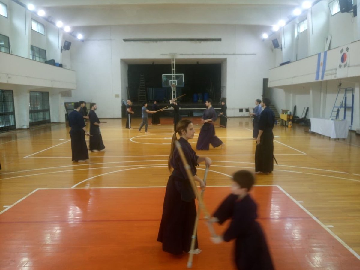 radio2rosario's tweet photo. #EstoSeBailaAsi #Movil @JonatanRaimundo desde un encuentro de kumdo y aprendemos movimientos del sable japonés https://t.co/pIYRVvlUZP