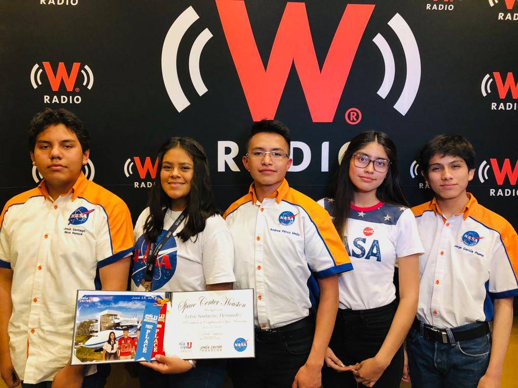 Ellos son Jorge García, Letsie Santacruz, Jesús Nava, Andrew Pérez y Adlai Terreros, integrantes del Club de Ciencias de Tlaxcala, y hoy nos hablaron de lo que aprendieron en sus prácticas en la <a href="/NASA/">NASA</a>.