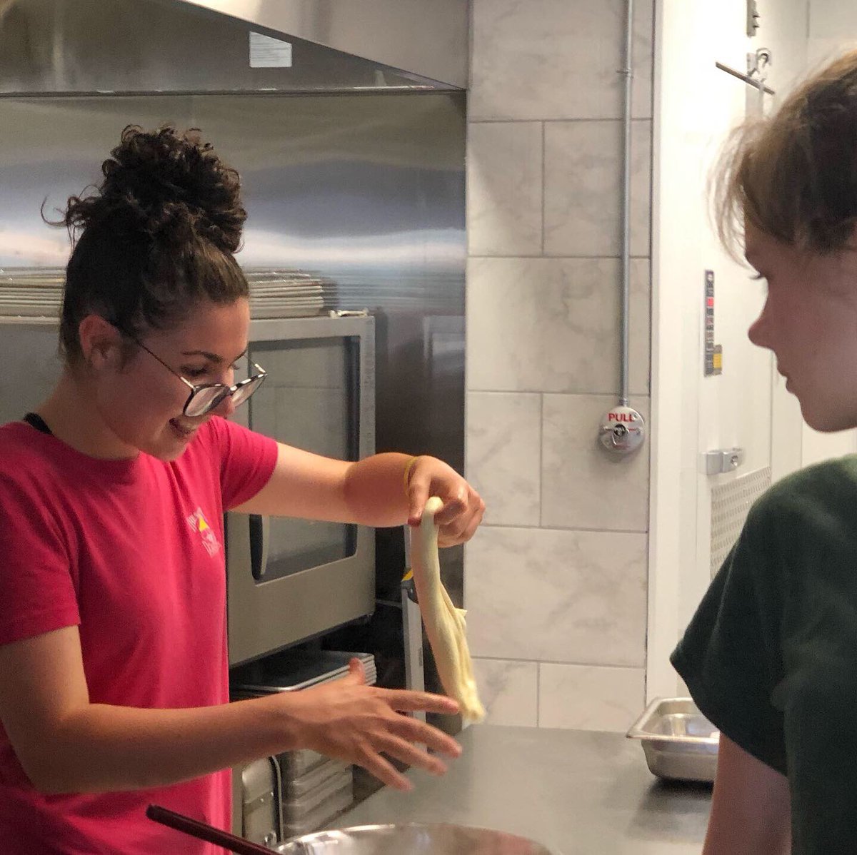 ESFoodLab's tweet image. Day 3 #FermentationNation
Students got their hands dirty making #sourdough pizza crust, grinding the meat for #sausage from the pig they butchered the day before, and making mozzarella cheese from @nicefarms local milk. 
#esfl #eatlikehumans #learn #cheesemaking #cheese