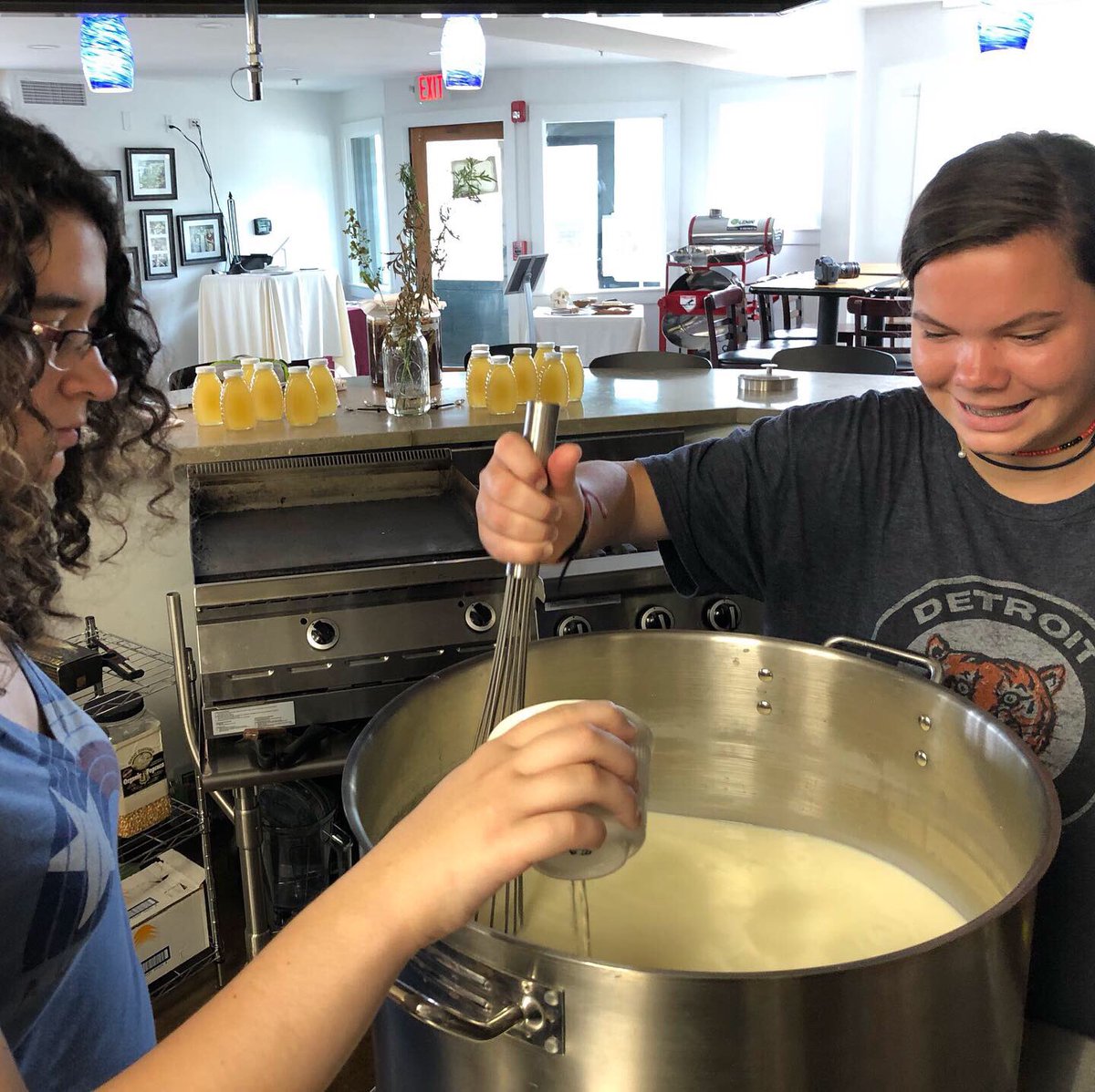 ESFoodLab's tweet image. Day 3 #FermentationNation
Students got their hands dirty making #sourdough pizza crust, grinding the meat for #sausage from the pig they butchered the day before, and making mozzarella cheese from @nicefarms local milk. 
#esfl #eatlikehumans #learn #cheesemaking #cheese