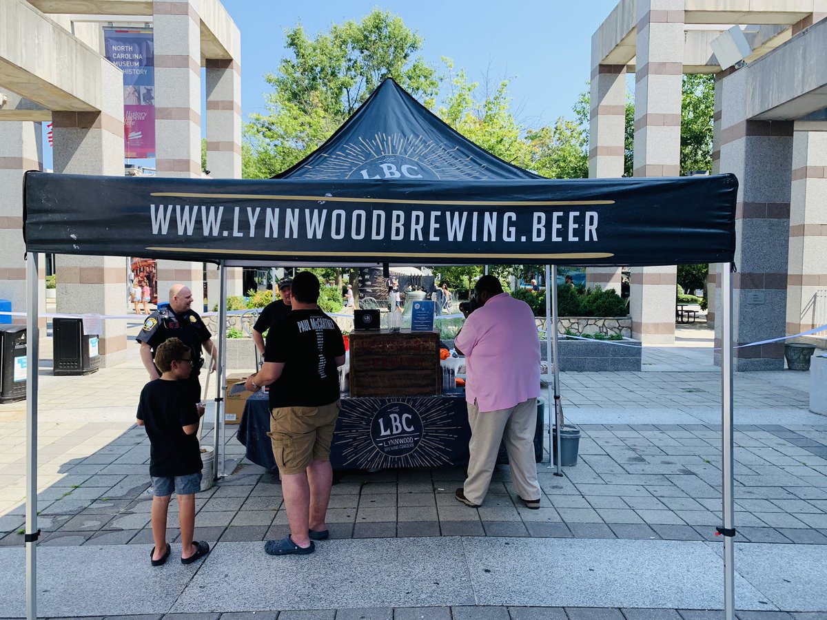 NCmuseumhistory's tweet photo. Feeling thirsty? πΊ
@LynnwoodBrewing created a special #LiftOffNC Session IPA for our #OneGiantLeapFest, but there are multiple options to drink! Check out their beer garden on Bicentennial Plaza, next to the Museum! π https://t.co/mv2IPNH1c7