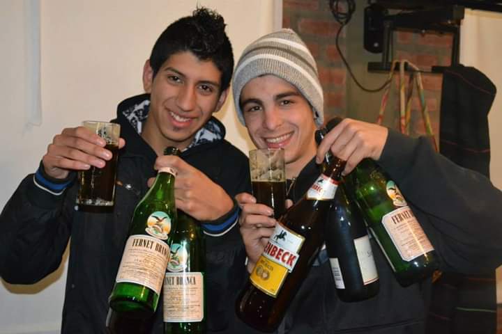 AndyCARP23's tweet photo. Brindemos por esos amigos que te cruzó la vida y agradeces todos los días por tenerlo, y por saber que pase lo que pase va a a estar siempre ahí. Feliz día a ese amigo incondicional. Te amo https://t.co/HHZ1WTuW9A