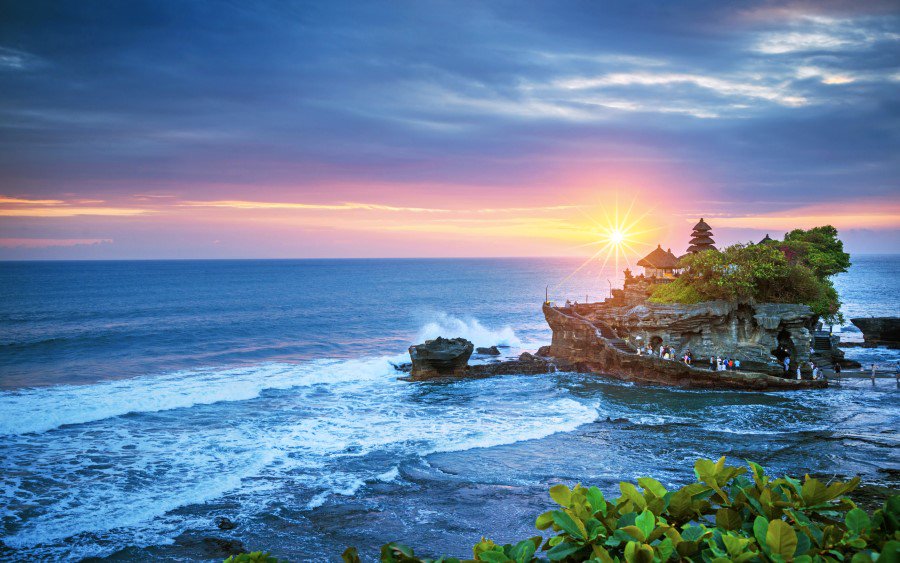 IndusTravels's tweet photo. #IndusFeatures #PuraTanahLot
One of #Bali's most visited and most important landmarks. An ancient #HinduShrine on top of an outcrop and surrounded by crashing waves at all times. This temple offers an incredible offshore setting it is a magical place for sunrises and sunsets https://t.co/QwrXNSt3dU