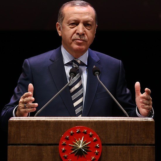 Ülkeye hizmet yolunda ülke tarihinde hiçbir liderin yapmadığı ve yapmaya cesaret dahi edemediği işleri yapan ve milleti için dünya devleri ile boy ölçüşen tek lider <a href="/RTErdogan/">Recep Tayyip Erdoğan</a> . 
Bir slogan dahilinde ülkeyi ve milleti kendi sınırlarına hapsedenler değil, Erdoğan dır gerçek lider