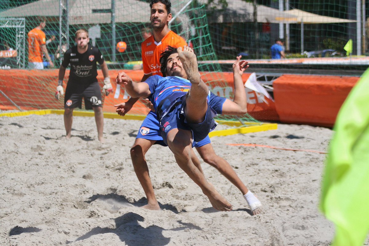 HTCBeachsoccer's tweet photo. Vorig jaar wist HTC Zwolle Beachsoccer zich ook al bij de beste 4 ploegen van Nederland te scharen! In 2015 werd het landskampioen. Mochten de Zwollenaren de kwartfinale winnend afsluiten, dan zal op 28 juli de halve en eventueel finale plaatsvinden! #shinenmetdevoetjesinhetzand https://t.co/it8sIXKiLL
