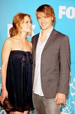 Stay with someone who looks at you the way Jesse looks Jen.Stay with someone who looks at you the way Jen looks Jesse.Stay with someone with whom you look at the other the way jen and Jesse do