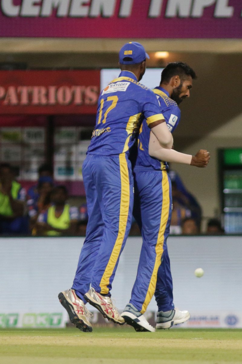 TNPremierLeague's tweet photo. Wickets tumbling and runs drying up for Tuti Patriots.
Vasanth Saravanan top edges to Shijit Chandran at short fine leg and that;s the 7th man down.
TP: 111/7
SCORECARD▶️https://t.co/8p9lB1Yljq or Download the "TNCA LIVE" APP now! #TPvSMP #NammaPasangaNammaGethu https://t.co/7JuPhbCGeJ