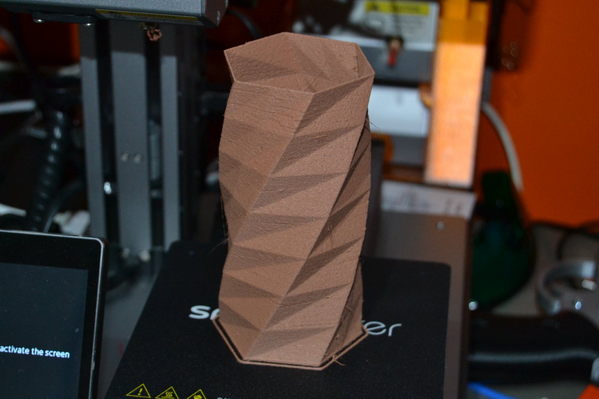 de3dprintman's tweet photo. Printed this cool Twisted 6-sided Vase Basic by @MaakMijnIdee (@thingiverse thing:18672) on the @snapmaker original. Sliced in #PrusaSlicer in 0,35 mm layers, vase mode in @ColorFabb #Copperfill using the 0,6 mm #P3DHercules nozzle. 
#3Dprinting https://t.co/e3E7TpS6Yb