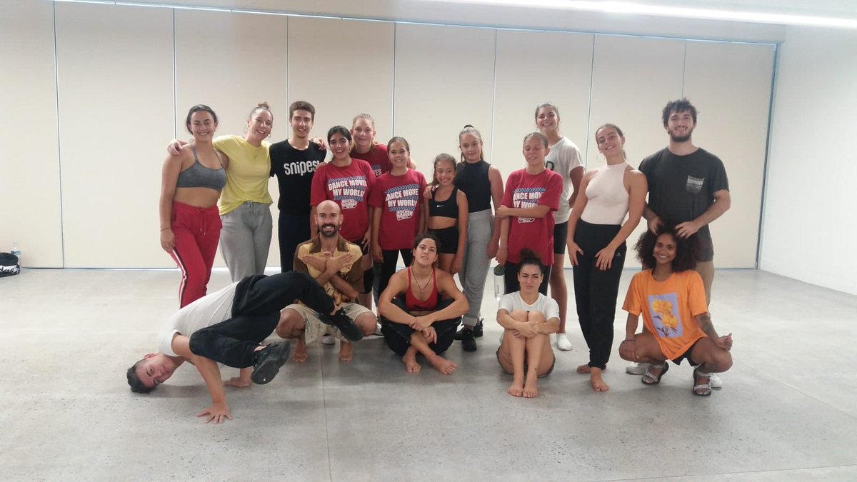 📸 Foto de familia de los participantes en el Taller de danzas urbanas y repertorio de Premohs CRU. #Quenopareladanza