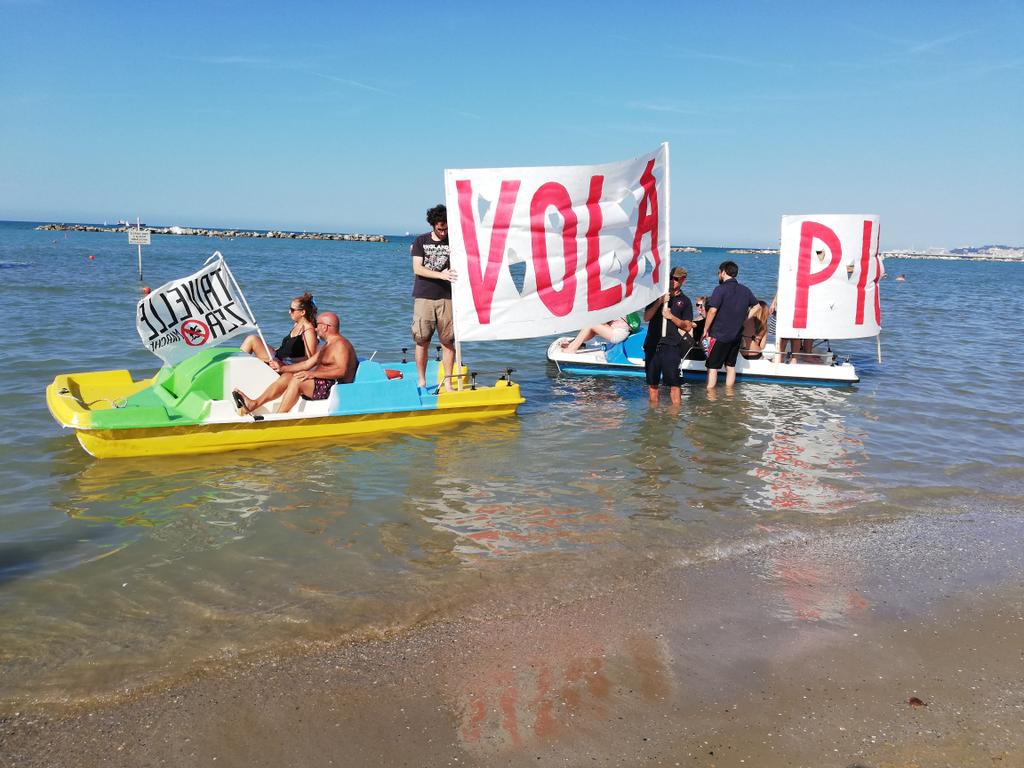global_project's tweet photo. #20luglio I pedaló sulla battigia con il mega striscione "Con Api non si vola piú" contro la raffineria Api, che ha avvelenato il territorio, trasformandolo in uno dei 44 Sin da bonificare a livello nazionale #stopVelEni #ClimateAction #ClimateJustice https://t.co/HtcG6npF2p