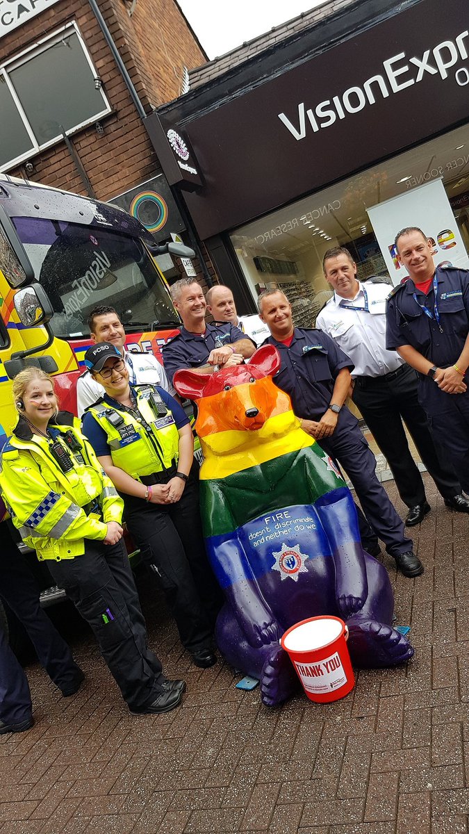 PoliceCongleton's tweet photo. Congleton Officers have been at Congleton Pride today and had an excellent day engaging with everyone. Great to see such a brilliant atmosphere and lots of people having fun, even the heavy rain didn't put people off! #CongletonPride #Congleton #Pride #WeCare #LocalOfficers https://t.co/hhMf52ugYr