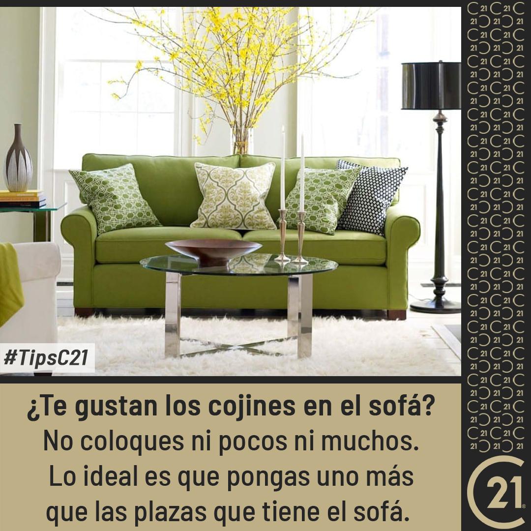 CENTURY21_Vzla's tweet photo. ¡Los Cojines dan carácter al sofá! La mezcla de estampados lisos, con flores y a rayas, así como de formas cuadrados, rectangulares y alargados, consigue transformar un sofá básico, en un rincón lleno de vida y color.  #Tipsc21 https://t.co/OWZK5g2F10