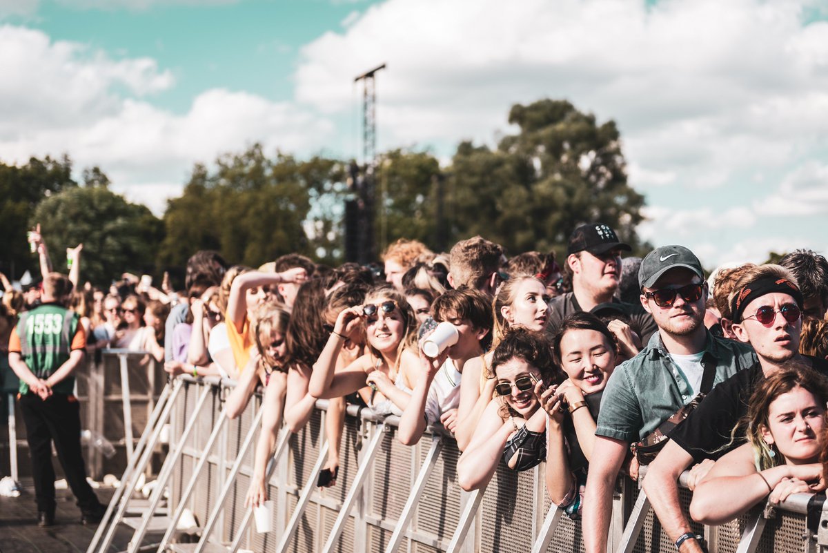 communityLDN's tweet photo. Waiting for you fave band like.... ππ #CommunityLDNers https://t.co/tv464ydDuE