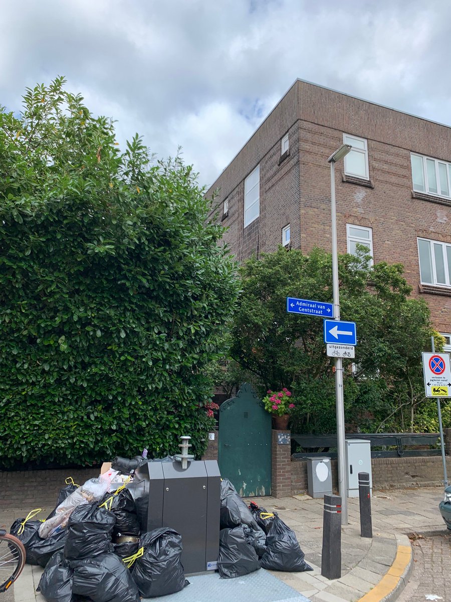 esthervdstorm's tweet photo. @MGvanDalen @VVDUtrecht @telegraaf030 Dag Martijn, wij zijn in de Zeeheldenbuurt een van die gelukkigen met een perscontainer, maar deze is minstens een keer per week kapot. Dit keer voor het derde weekend op rij loop ik tegen een stapel vuilniszakken aan als ik de deur uitloop. Wij worden er redelijk wanhopig van! https://t.co/aErrGtfvWL