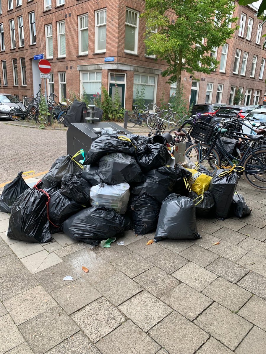 esthervdstorm's tweet photo. @MGvanDalen @VVDUtrecht @telegraaf030 Dag Martijn, wij zijn in de Zeeheldenbuurt een van die gelukkigen met een perscontainer, maar deze is minstens een keer per week kapot. Dit keer voor het derde weekend op rij loop ik tegen een stapel vuilniszakken aan als ik de deur uitloop. Wij worden er redelijk wanhopig van! https://t.co/aErrGtfvWL