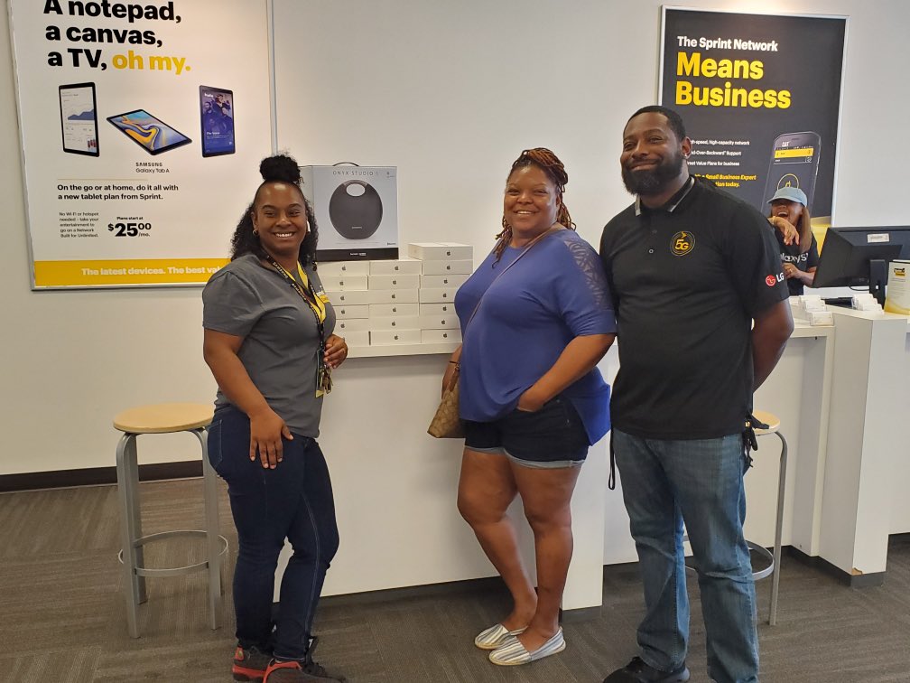 RitaAzcona2's tweet photo. When asking a customer where you work comes in handy!!!! New hire Matt closes a 20 line tab deal here at store number #2055 come see us at your Homewood Sprint!! @tracySprint @AngelGomez143 https://t.co/7DL2f9BlpO