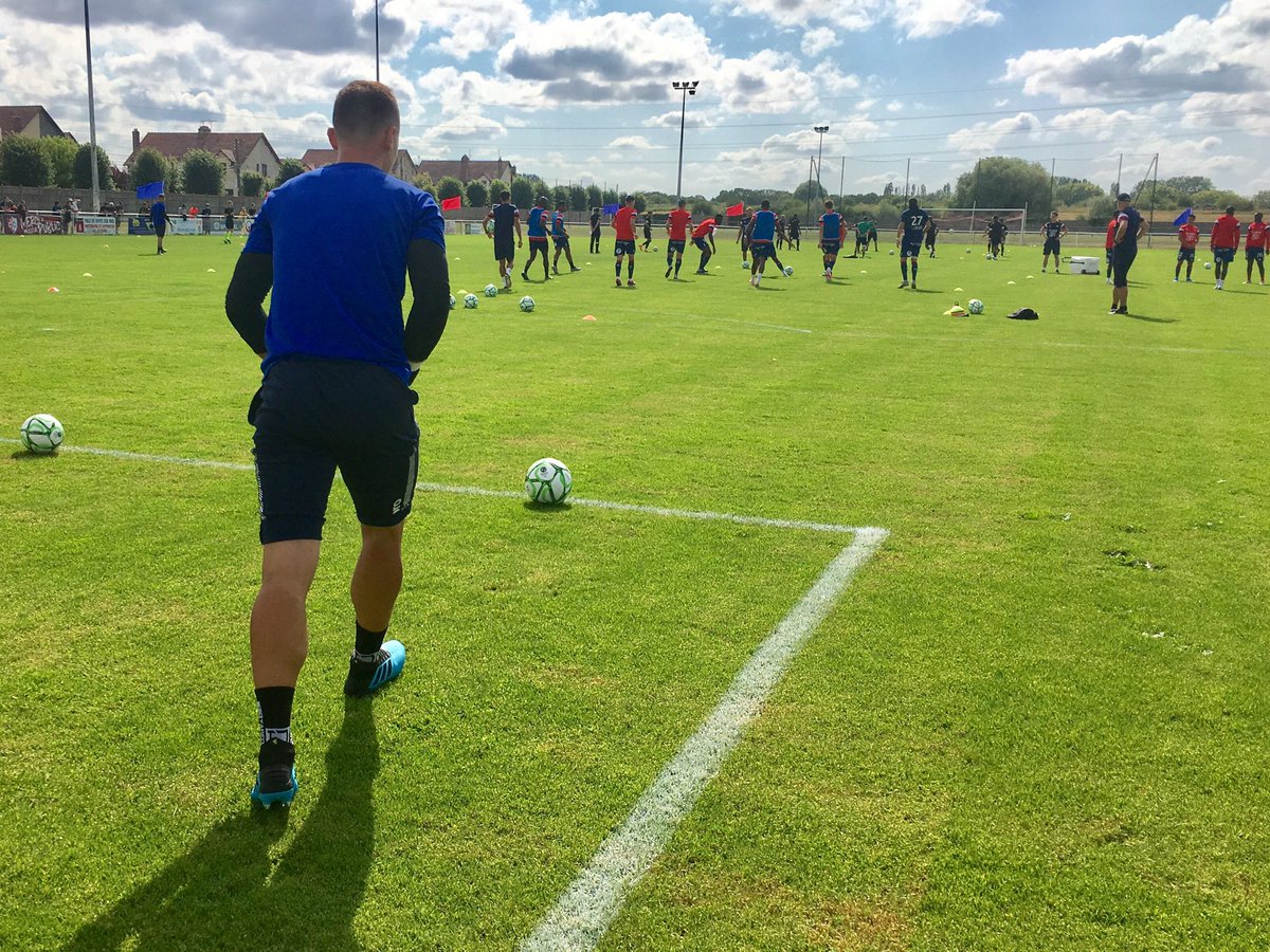 SMCaen's tweet photo. ⚽️ @ErwinZelazny et les Caennais à l'échauffement avant d'affronter @LEMANSFC. https://t.co/Lpf7yZGipy