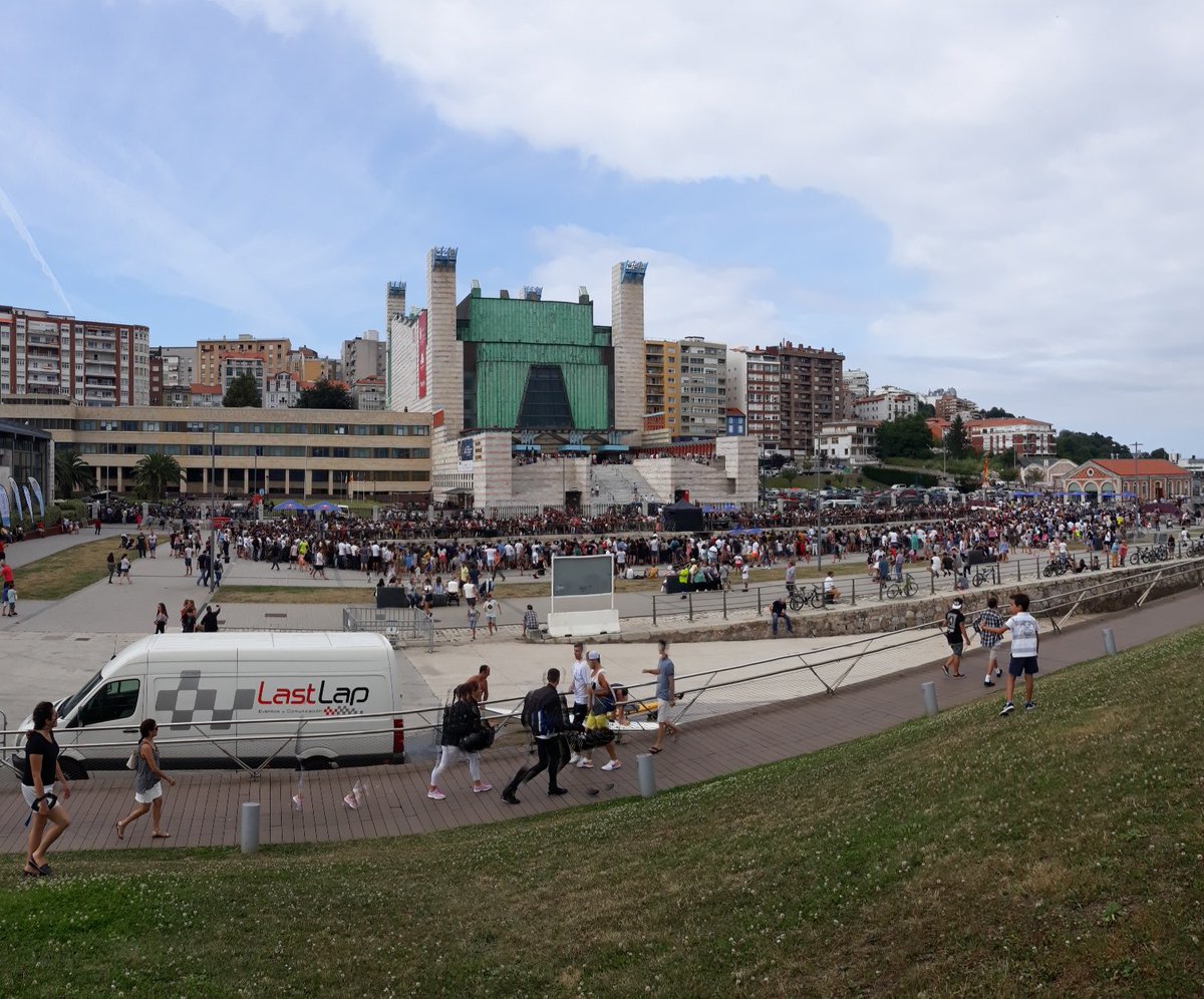 chiskurcio's tweet photo. Oye, fenomenal idea la de organizar lo de #redbullshipyard #Santander en un foso. Así se evitan a los mirones 😉 https://t.co/K8COmQLf68