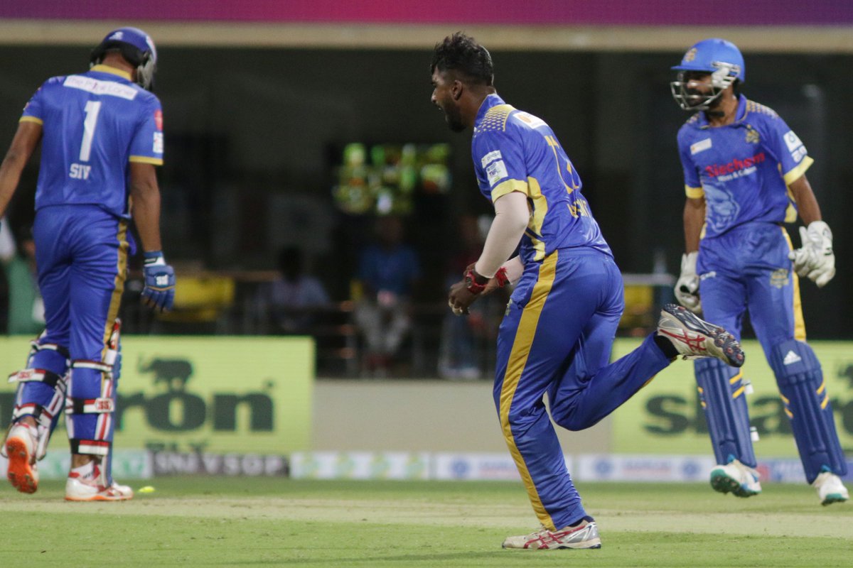 TNPremierLeague's tweet photo. Mithun's spell has changed the tide of Tuti's innings!
3/17 in 4 overs!
A sure contender for the @BKTtires Commander of the Match #TPvSMP #NammaPasangaNammaGethu https://t.co/n5HrYRaEqw