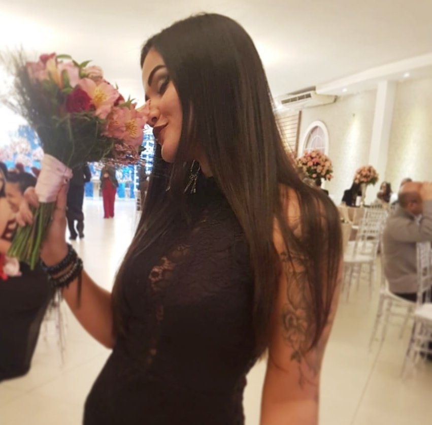 chosen2305's tweet photo. Isso pq eu não queria ir na hora q chamaram p jogar o buquê hein 💐🤦🏻♀😂
#pegueiOBuquê #SorteOuAzar https://t.co/P4OlNXIVzJ