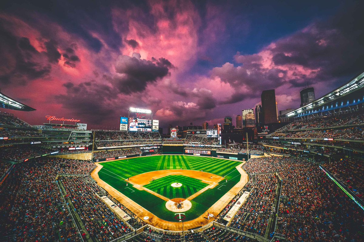 bracehemmelgarn's tweet photo. A beauty of a night. #MNTwins https://t.co/Bo4fyY97Dj