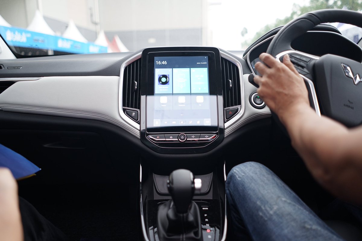 WulingMotorsID's tweet photo. Para pengunjung #GIIAS2019 hari ketiga telah merasakan kenyamanan & kecanggihan fitur Wuling.
Yuk, besok rencanakan bersama keluarga Anda mengunjungi booth #WulingGIIAS2019 Hall 3H, ICE BSD City, 18-28 Juli 2019. https://t.co/0eT5VHHVX8