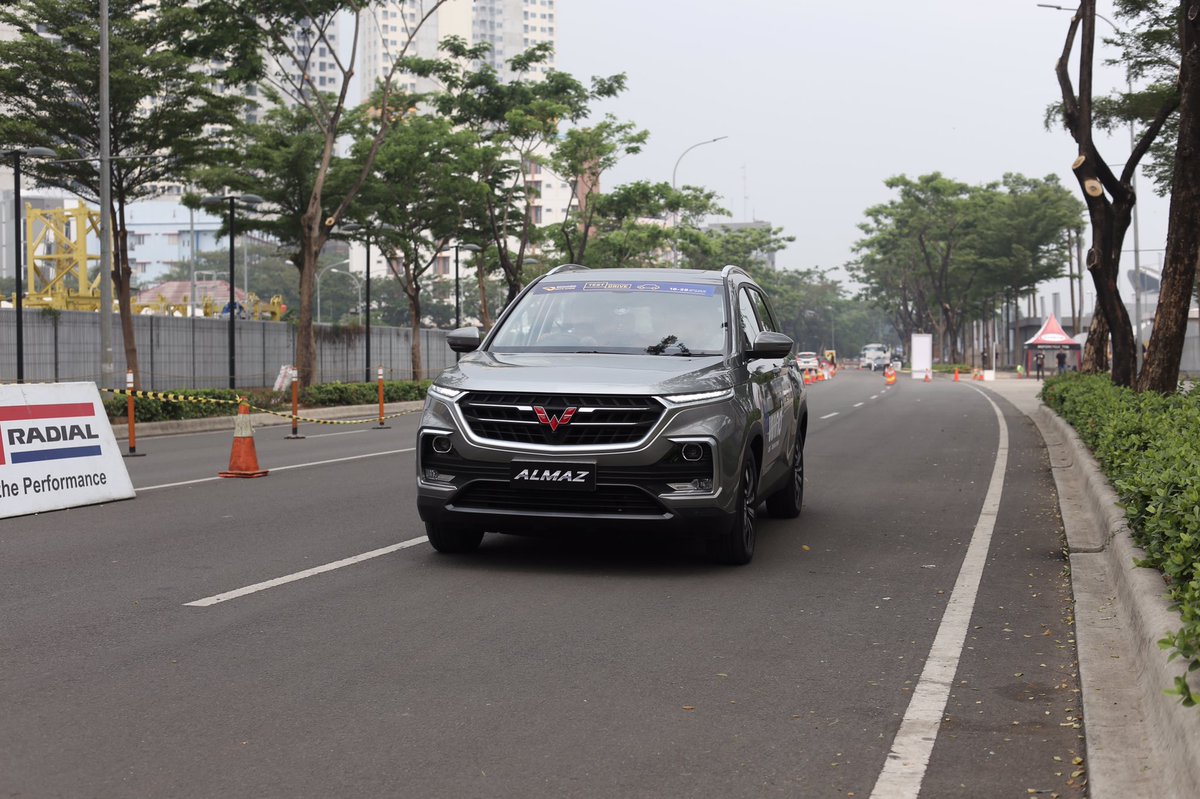 WulingMotorsID's tweet photo. Para pengunjung #GIIAS2019 hari ketiga telah merasakan kenyamanan & kecanggihan fitur Wuling.
Yuk, besok rencanakan bersama keluarga Anda mengunjungi booth #WulingGIIAS2019 Hall 3H, ICE BSD City, 18-28 Juli 2019. https://t.co/0eT5VHHVX8