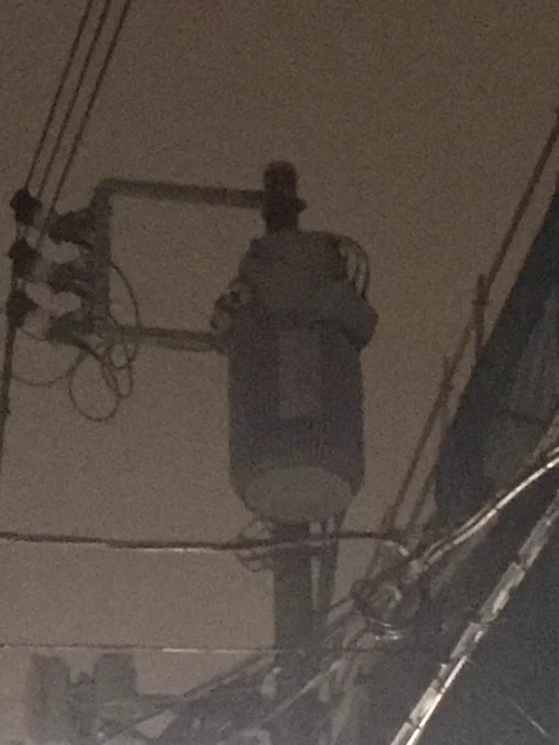帰りながらふと見上げた電柱の変圧器のシルエットが、関白秀吉に見えて思わず吹いたw
秀吉好きには分かってもらえるかな〜^^ 