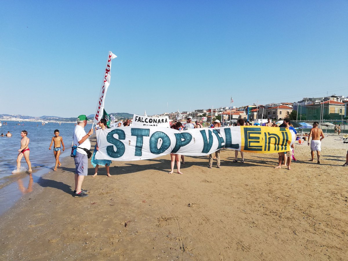 global_project's tweet photo. #20luglio Falconara (An) - Si muove anche il corteo in spiaggia, in direzione del complesso mortifero Api, seguendo in parallelo la pedalata in acqua #fuoridalfossile #stopVelEni #ClimateAction #ClimateChange https://t.co/WsjjkjtZ7u