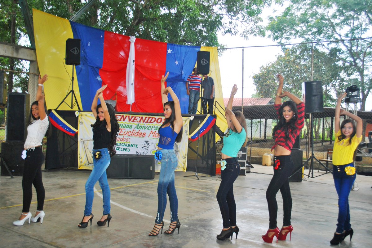 ETANEM2013's tweet photo. nuestras lindas candidatas en su desfile casual quien sera nuestra representante @criscartay @RpaZeb @Rodolfo_CRA @rpazamora @glaybeth @ZONAEDUBARINAS https://t.co/T281WXdcvz