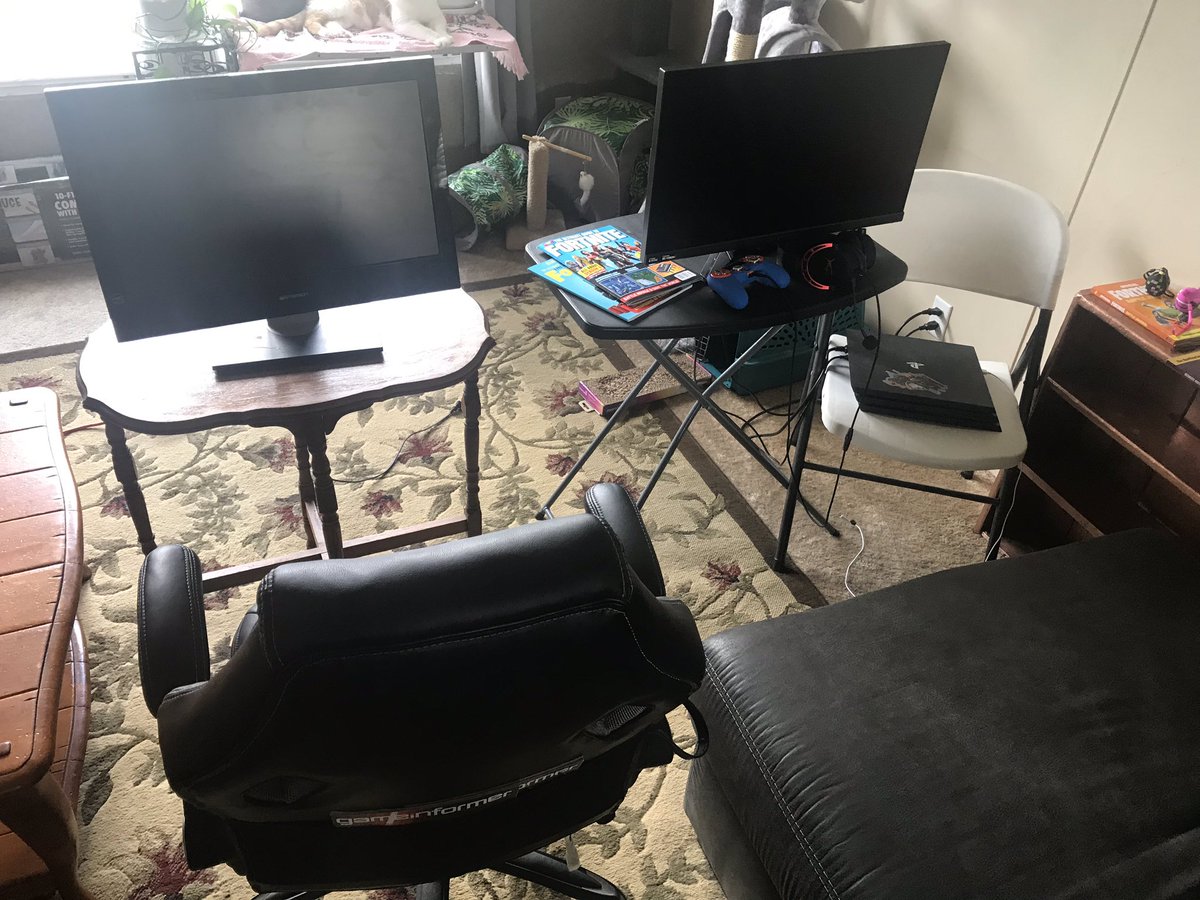 bigdilema's tweet photo. Getting ready for the #FinalShowdown on #ps4. How will you watch it? #fortnite #mechvsmonster https://t.co/Eu1q8p15Q5