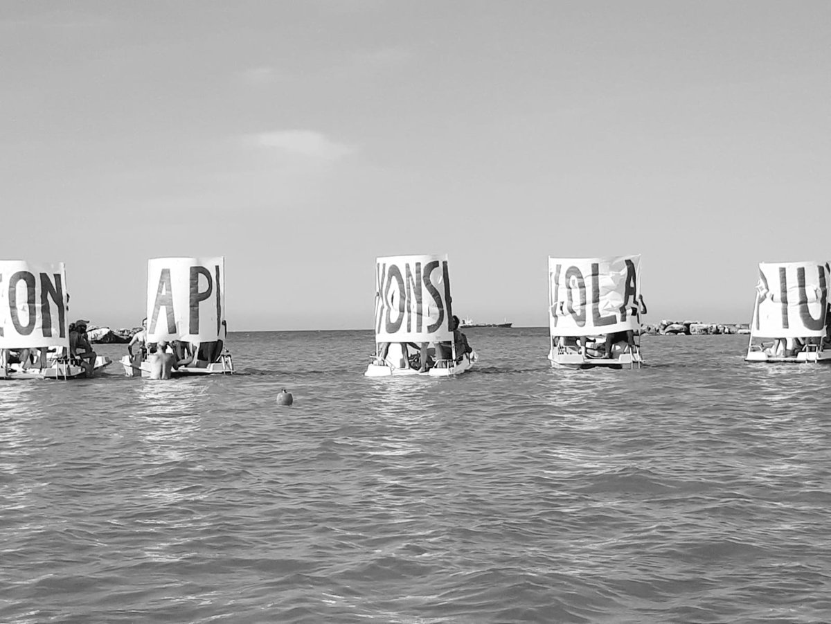 global_project's tweet photo. #20luglio I 5 pedaló al largo della costa falconarese compongono il grande slogan #ConApiNonSiVolaPiu Per il clima #fuoridalfossile #StopVelEni #ClimateJustice #ClimateAction https://t.co/LUfcsTBIjb