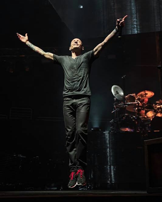 claudiadevecchi's tweet photo. We'll always remember the most beautiful heart and soul 😢😔💔
#2yearswithoutchester https://t.co/an1U6kmhOZ