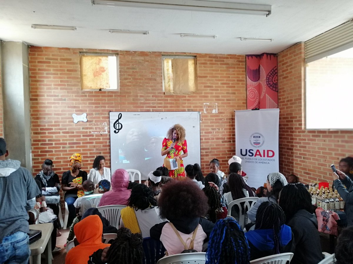 OIMColombia's tweet photo. #AEstaHora #Soacha feria de identidad y belleza afro #ViveTuPeloAfro #ProgramaInclusionParaLaPaz de @USAID_Colombia implementado @OIMColombia con participación de importantes referentes: actriz #IndiraSerrano periodista @EdnaLiliana_ @Amafrocol agrupación palenquera #CombilesaMi https://t.co/IQSH5BL1gd