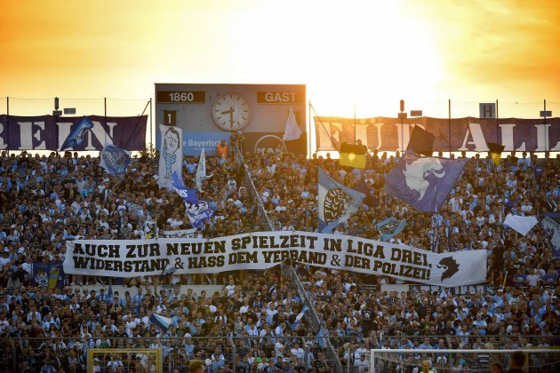 Streit mit dem Investor und Klagen gegen die eigenen Fans. Die Sommerpause bei #1860 war nicht gerade harmonisch. Nun startet der ehemalige Bundesligist in die Drittligsaison und spricht schon jetzt vom Abstiegskampf. <a href="/RaphaWeiss/">Raphael Weiss</a> war vor Ort: 11freunde.de/artikel/wie-de…