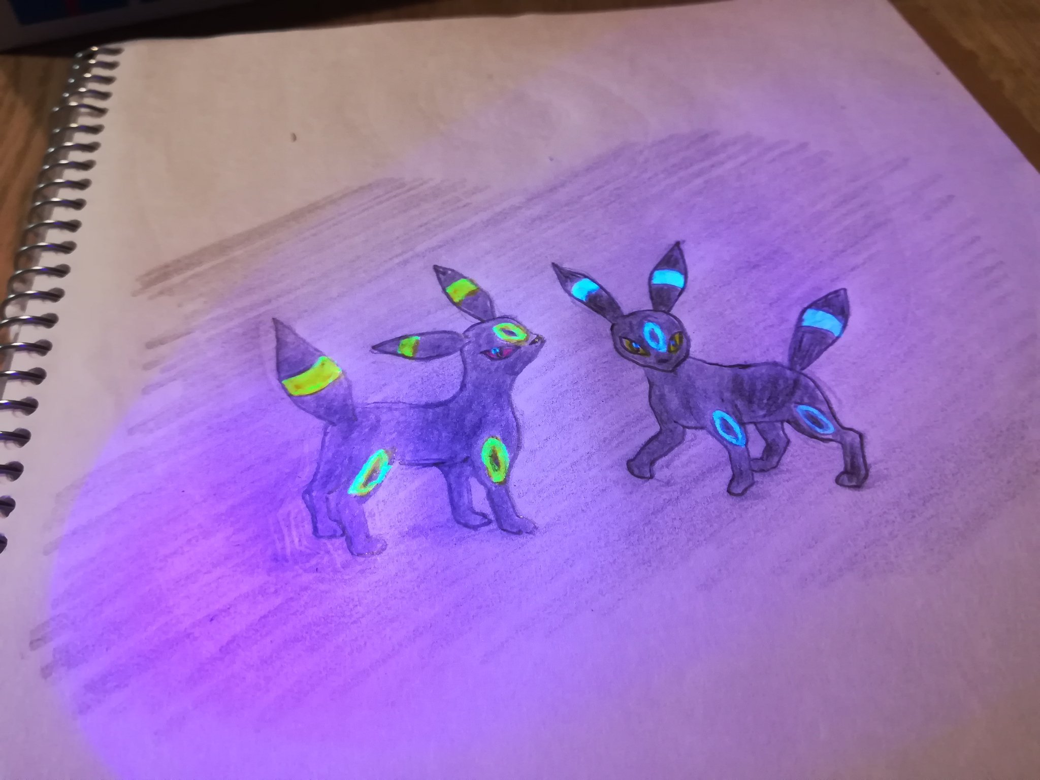 東岡シゴト Auf Twitter スパイペンでイラストシリーズ ブラッキーを書いてみた ポケモン ブラッキー 色違い イラスト スパイペン ブラックライトペン 蛍光ペン T Co Dgd5or00zw Twitter