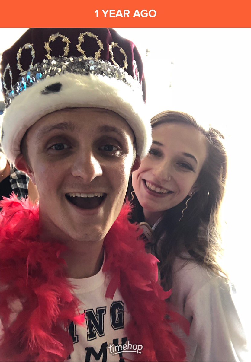 Repucarson's tweet photo. A year ago was the first #RepTourMetLife show and Im going to spend all weekend remembering my first rain show, getting ready to move to NYC, and also my clear skin lil bean face 💕💕 https://t.co/B7C1BFhnWm