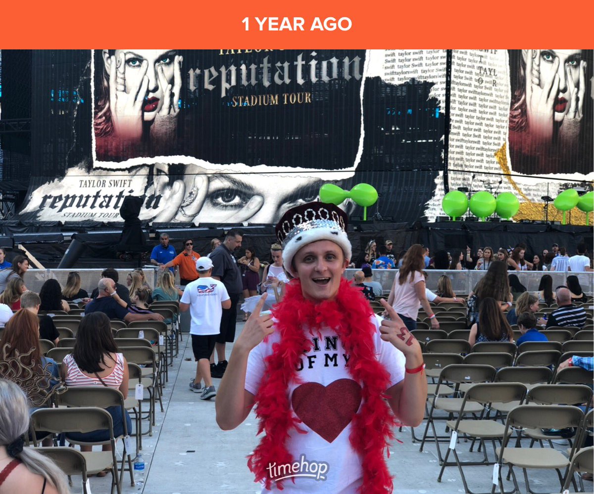Repucarson's tweet photo. A year ago was the first #RepTourMetLife show and Im going to spend all weekend remembering my first rain show, getting ready to move to NYC, and also my clear skin lil bean face 💕💕 https://t.co/B7C1BFhnWm